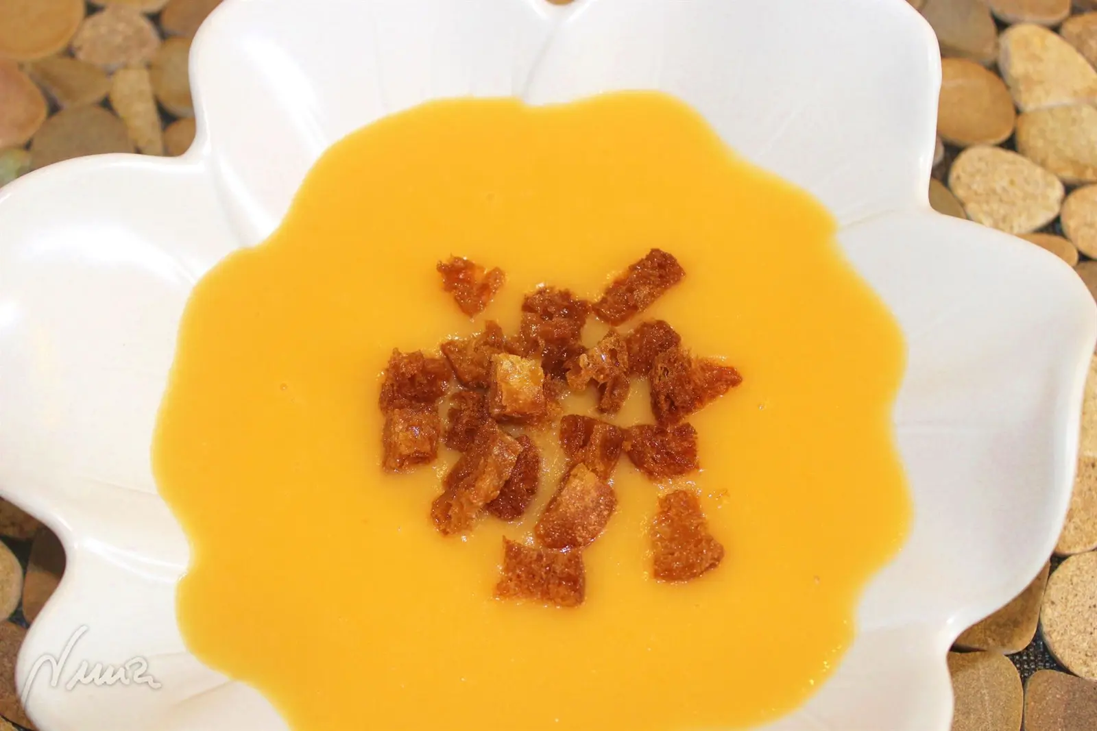 Crema de verduras, paso 6: Triturarlo todo con la minipimer, aún en caliente, hasta lograr una crema más o menos…