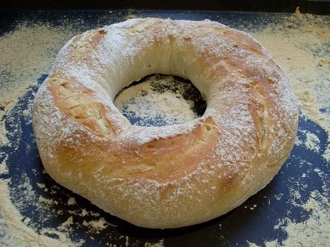 Rosca de pan, paso 10: sacar del horno y colocarlos sobre la rejilla hasta que enfríen.