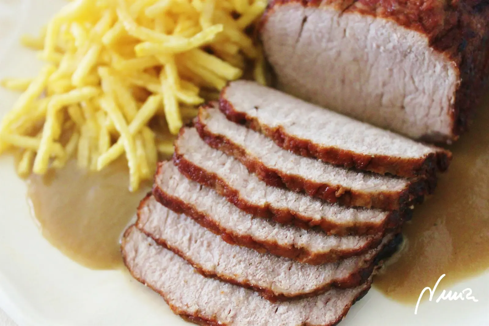 Lomo de cerdo asado, paso 10: Volcar la salsa en una salsera.