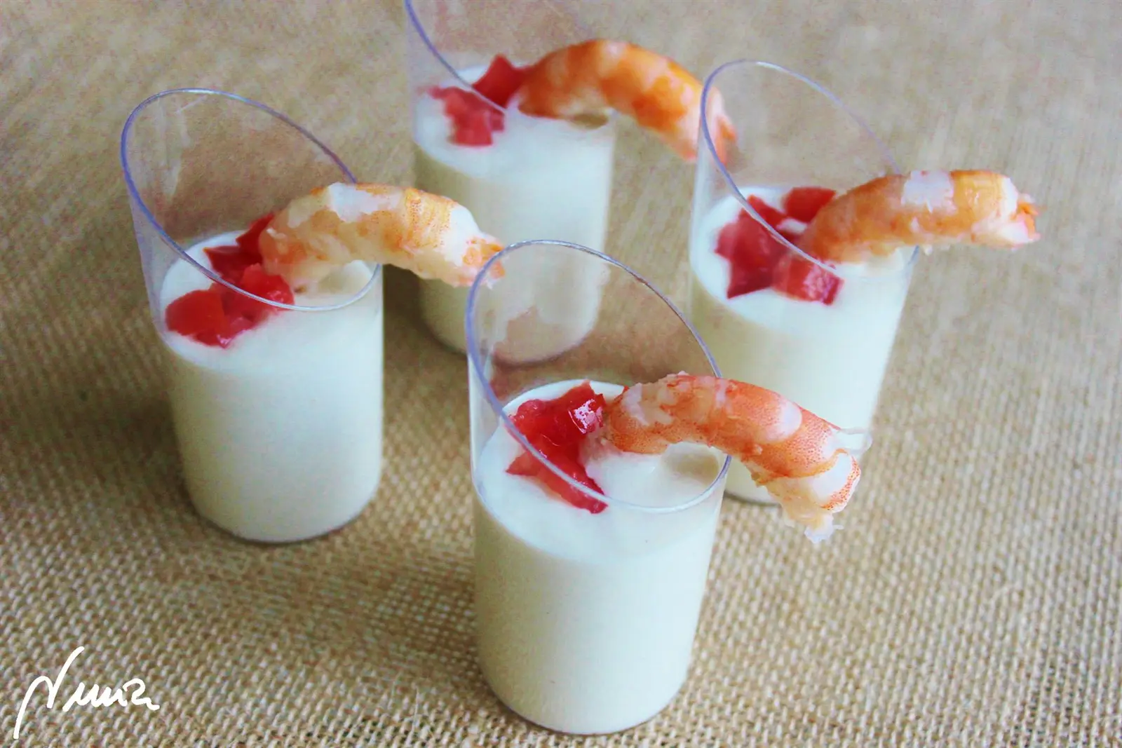 Ajoblanco malagueño., paso 13: Una vez frío el ajo blanco, presentarlo colocando en el centro un montoncito de daditos…