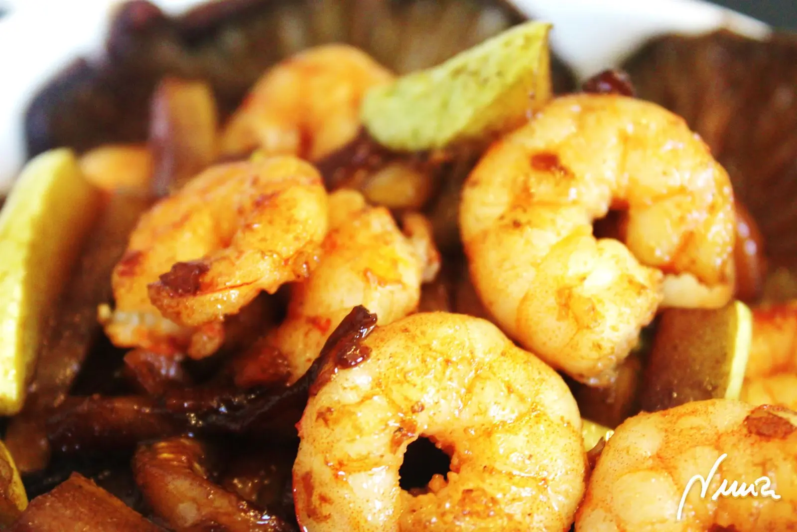 Langostinos al Pedro Ximenez, paso 11: Emplatar colocando los langostinos con calabacín y salsa en medio, colocar por el borde…