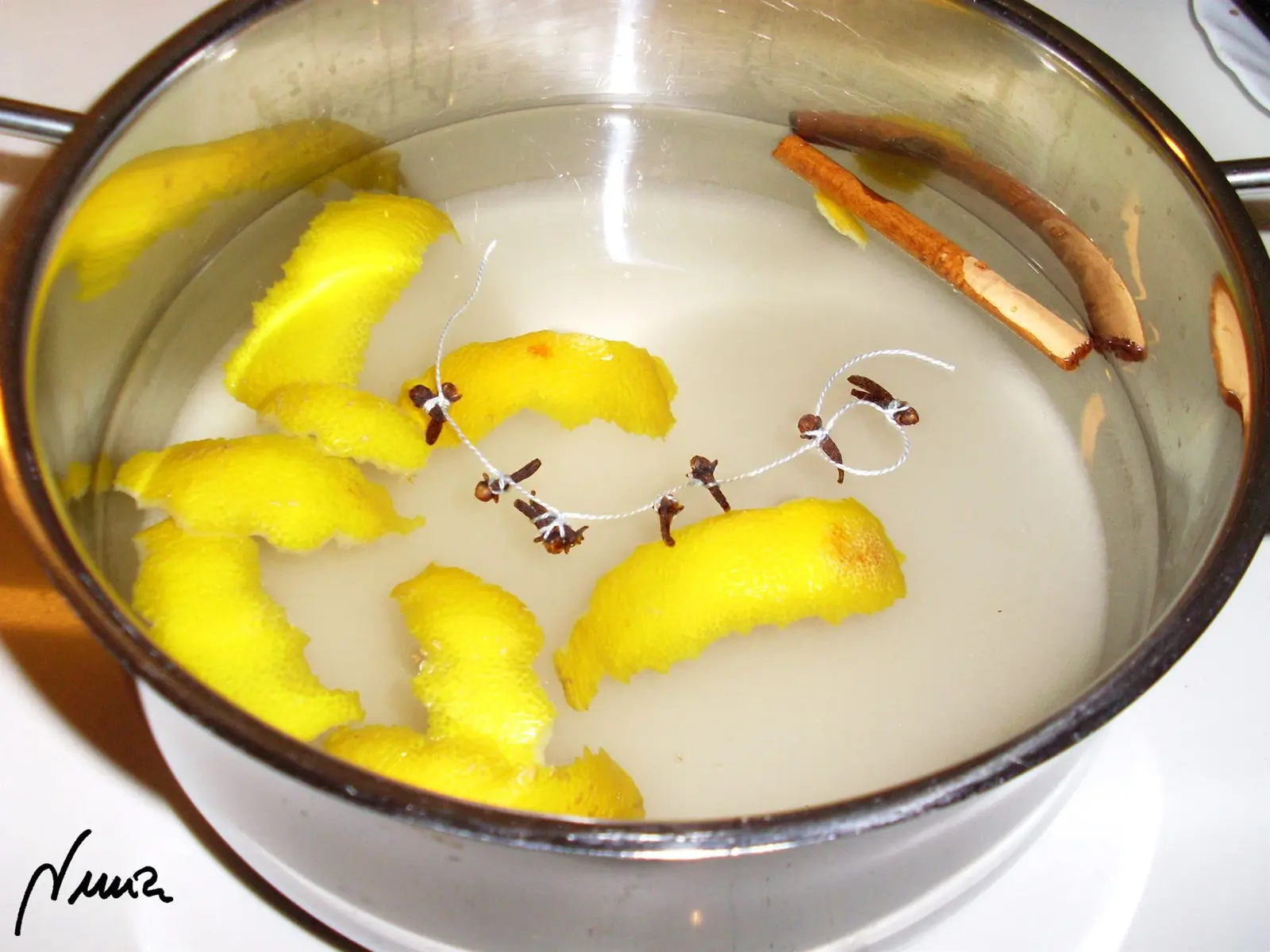 Naranjas en almíbar, paso 2: Hervir el almíbar 10 minutos.
