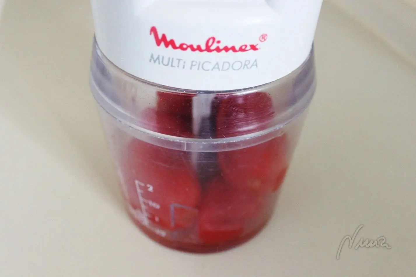 Tomate frito, paso 2: Picar el tomate por tandas en picadora, un par de vueltas por tanda, que no quede muy…