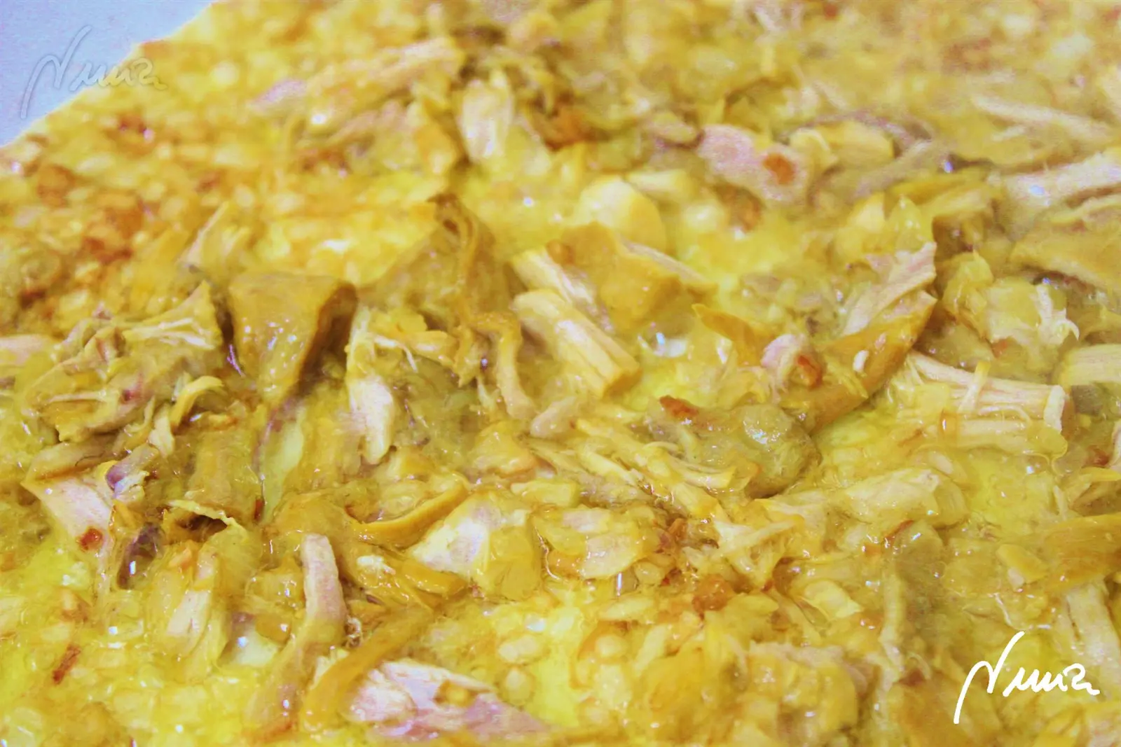 Arroz con conejo, paso 5: Añadir los trocitos de conejo y rehogar un poco, removiendo de vez en cuando: