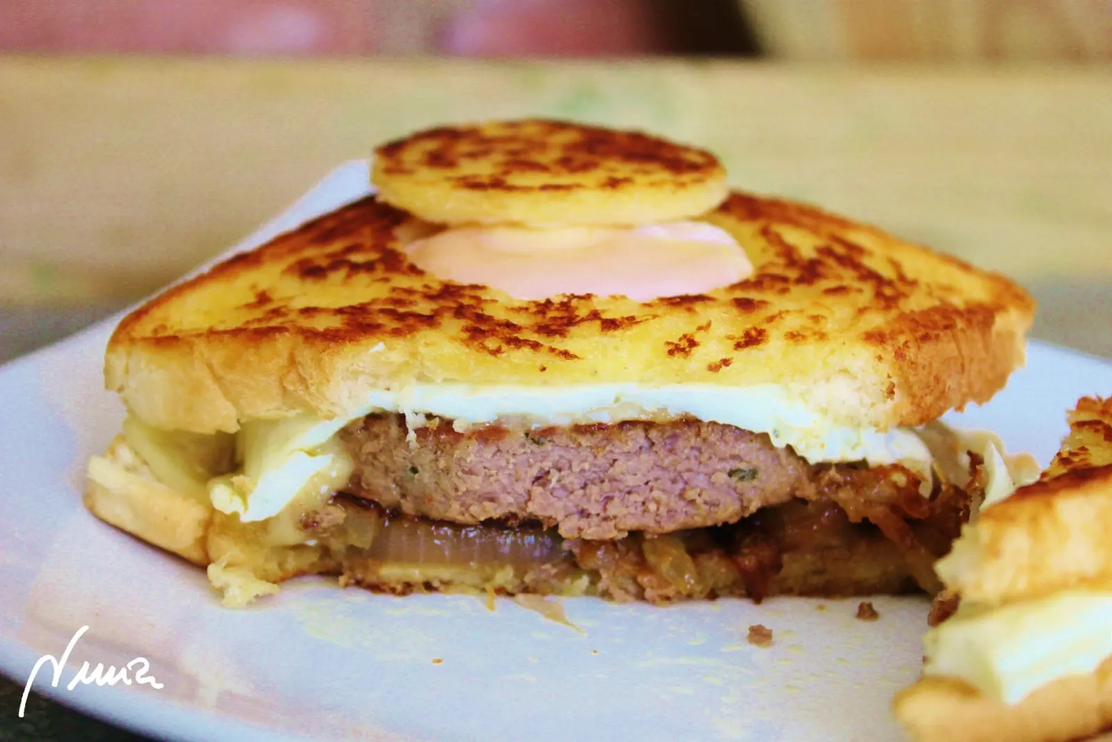 Sándwich Nuria, paso 9: En otra sartén con suficiente aceite, freír los huevos de uno en uno, a fuego suave…