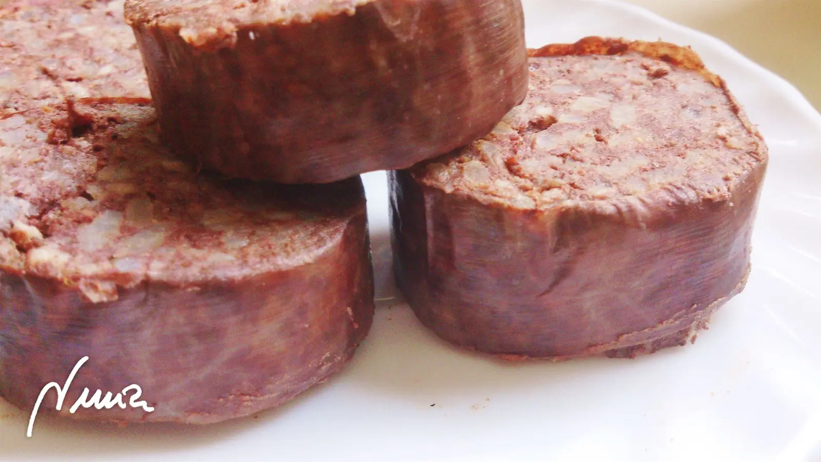 Arroz campero, paso 2: Cortar la morcilla de arroz en rodajas anchas. NO retirar su piel.
