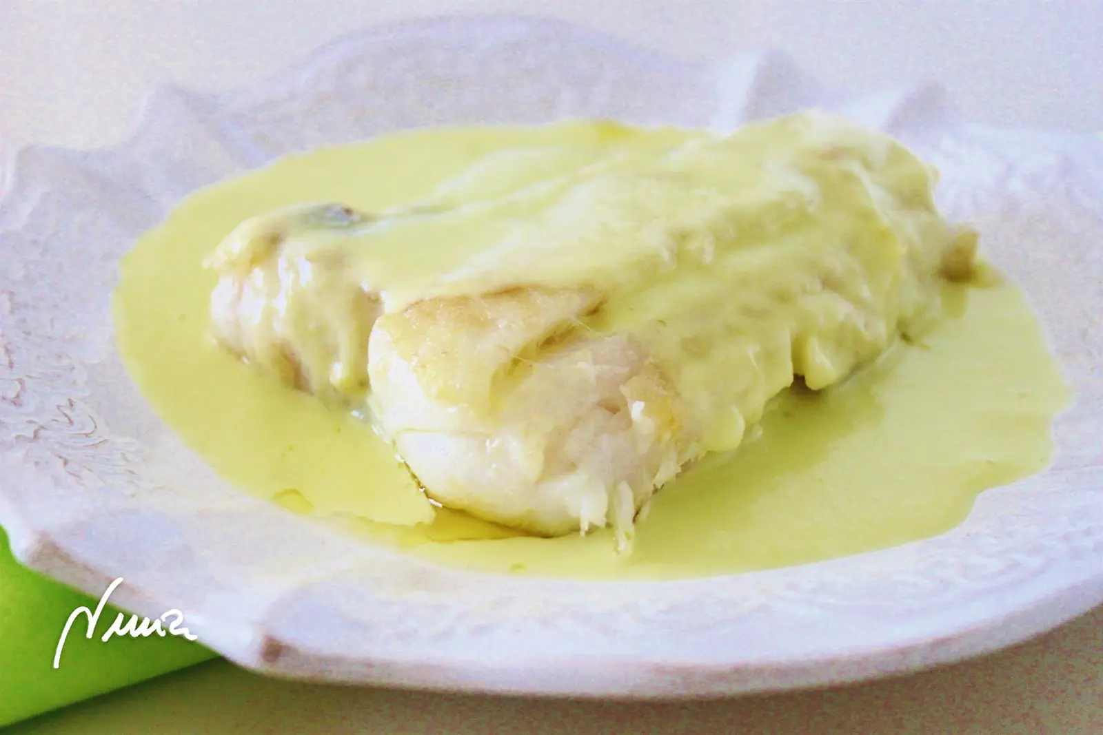 Merluza en salsa de puerros, paso 3: Dejar cocer, solo un poco, moviendo la sartén de vez en cuando, sin que se deshaga el…