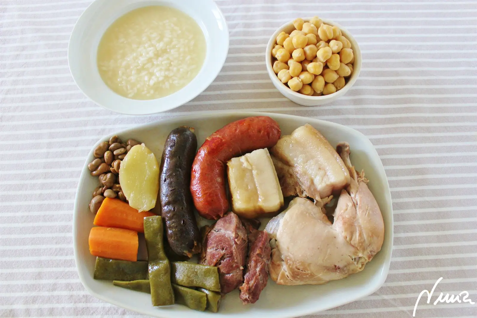 Puchero, paso 8: En una sopera echar el arroz con todo su caldo. Probar y si quedase salado añadir un…