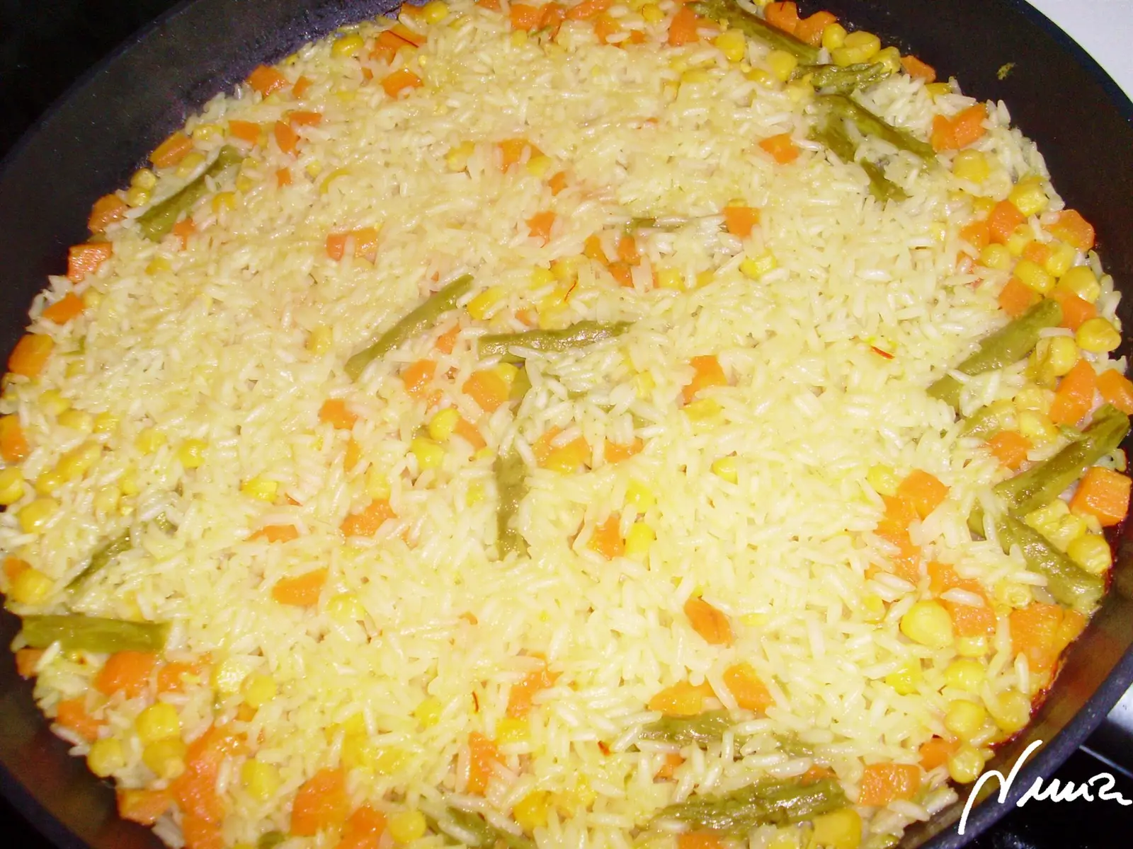 Arroz tricolor, paso 8: Echar el caldo caliente por encima y dejar cocer a fuego medio durante 16 minutos…