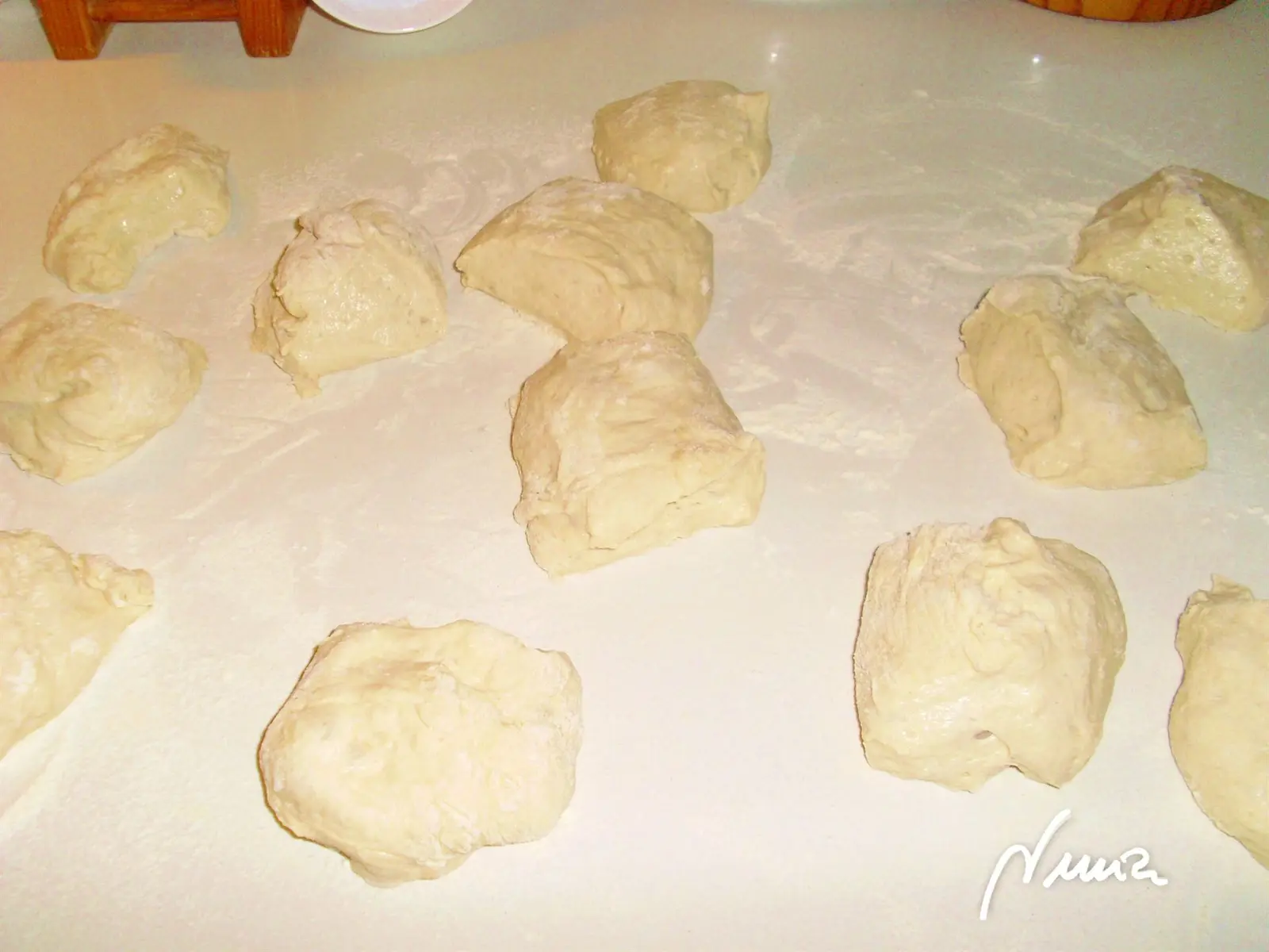 Panecillos redondos, paso 2: Luego cortarlo en varios trozos no más grandes que la palma de la mano, darles forma de…