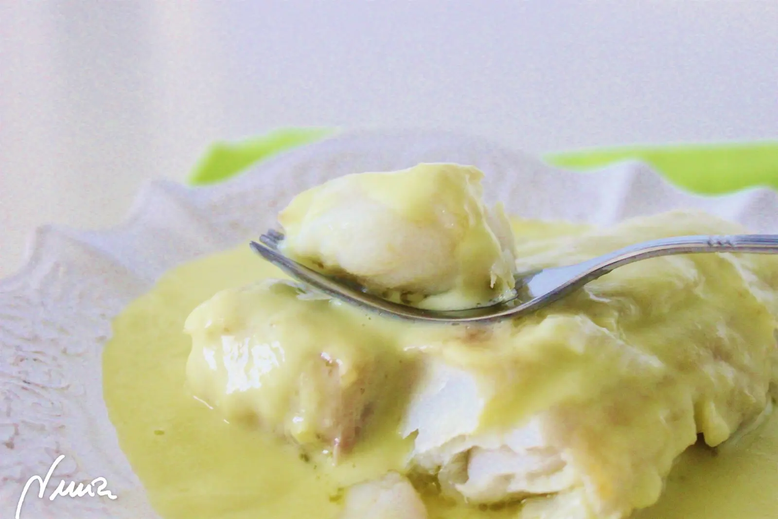 Merluza en salsa de puerros, paso 3: Dejar cocer, solo un poco, moviendo la sartén de vez en cuando, sin que se deshaga el…