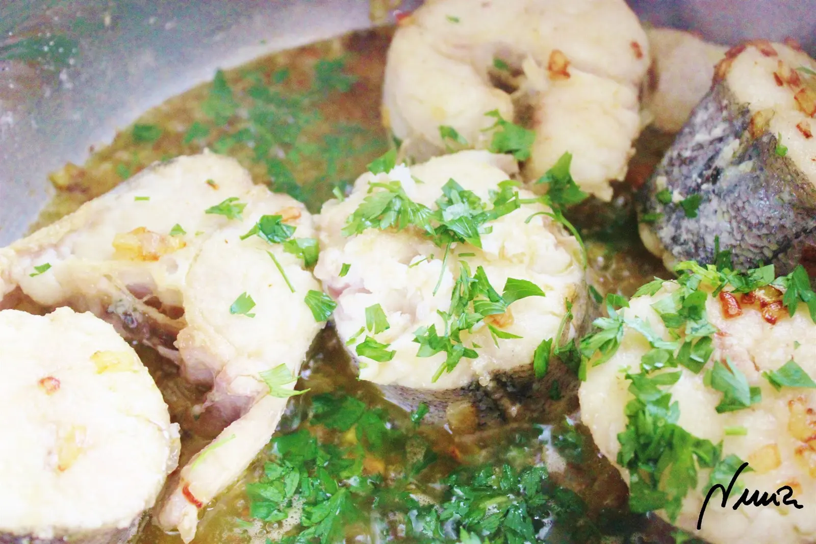 Merluza con almejas y gambas, paso 7: Echar un chorrito de jerez y el perejil picado.