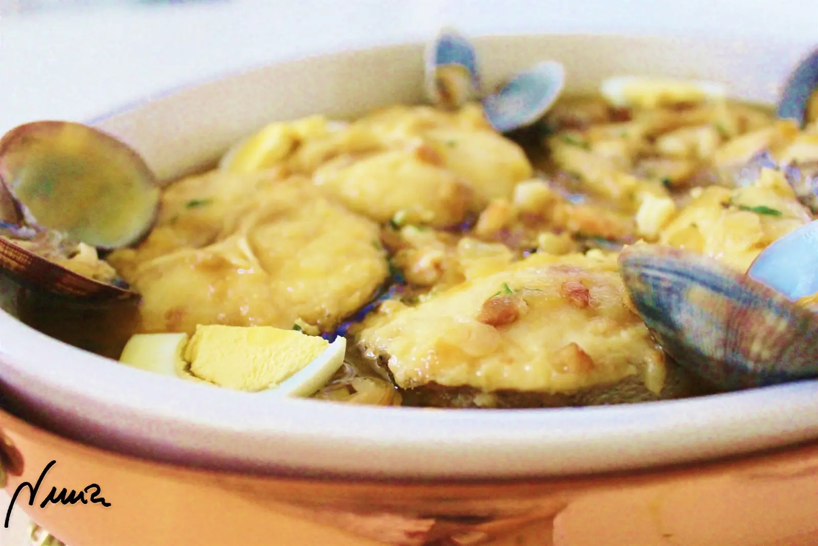Merluza con almejas y gambas, paso 12: Adornar con el huevo y espárragos si se quiere.
