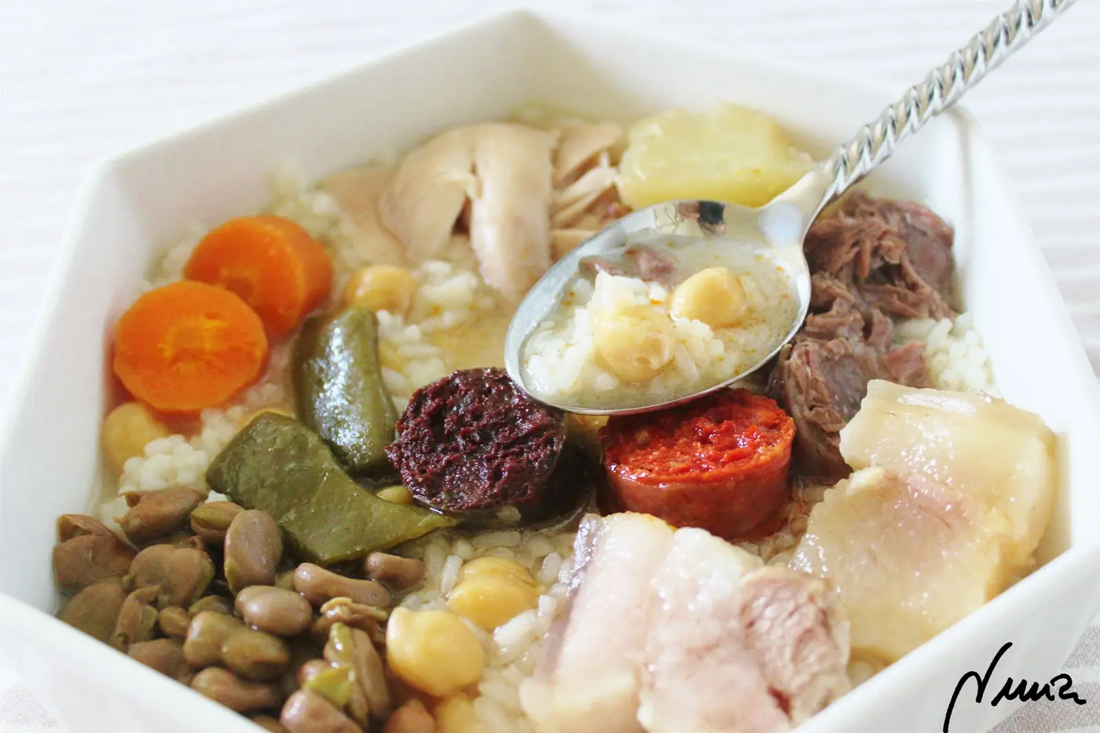 Puchero, paso 7: Desechar la costilla salada de la olla.