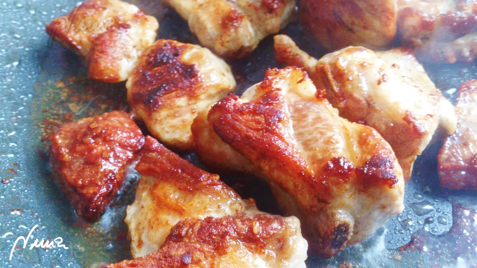 Arroz campero, paso 6: En sartén grande echar un poco de aceite y a fuego fuerte freír las costilletas, que…