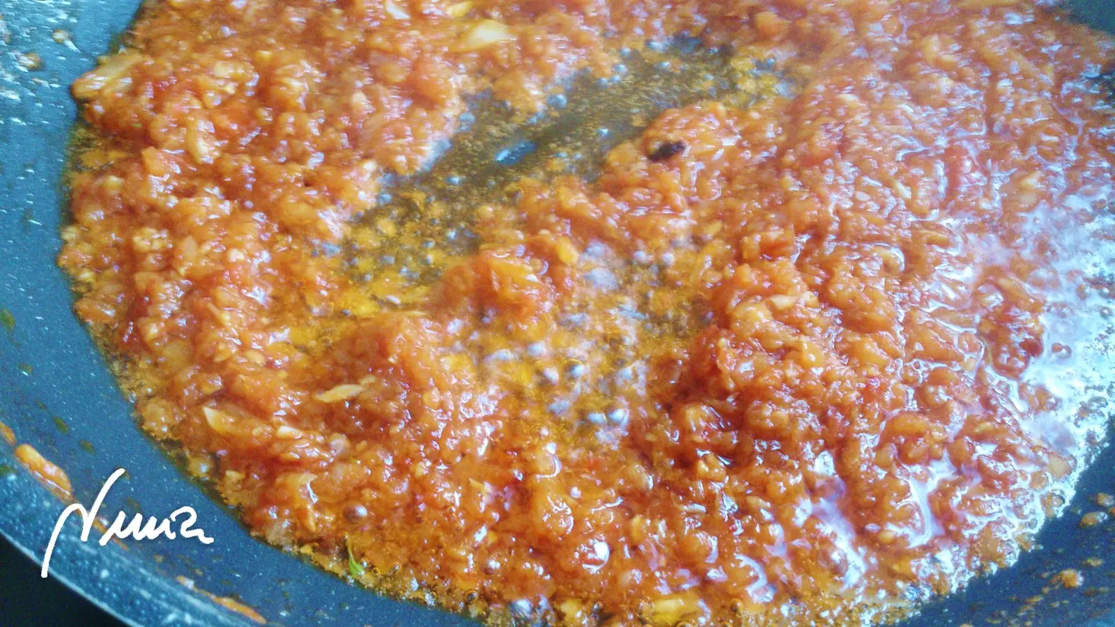 Arroz campero, paso 7: En esa misma sartén añadir más aceite y freír los tomates, cebolla y ajos picados hasta…