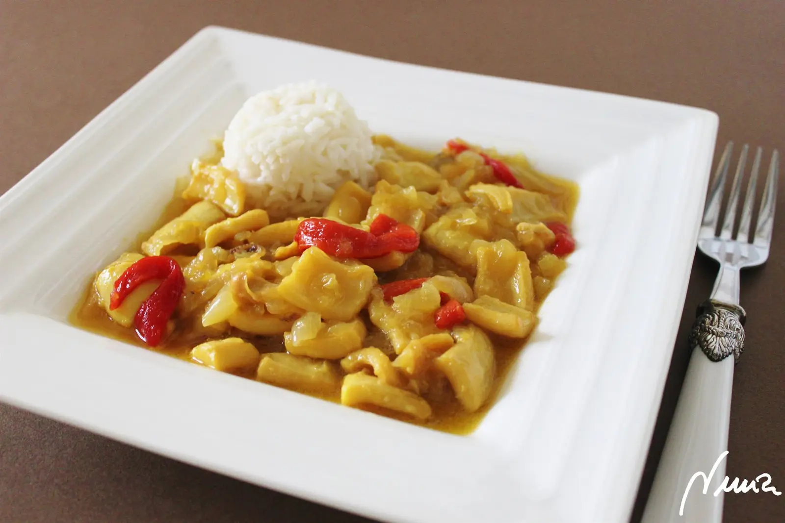 Calamares en salsa, paso 5: Se puede acompañar de arroz blanco.