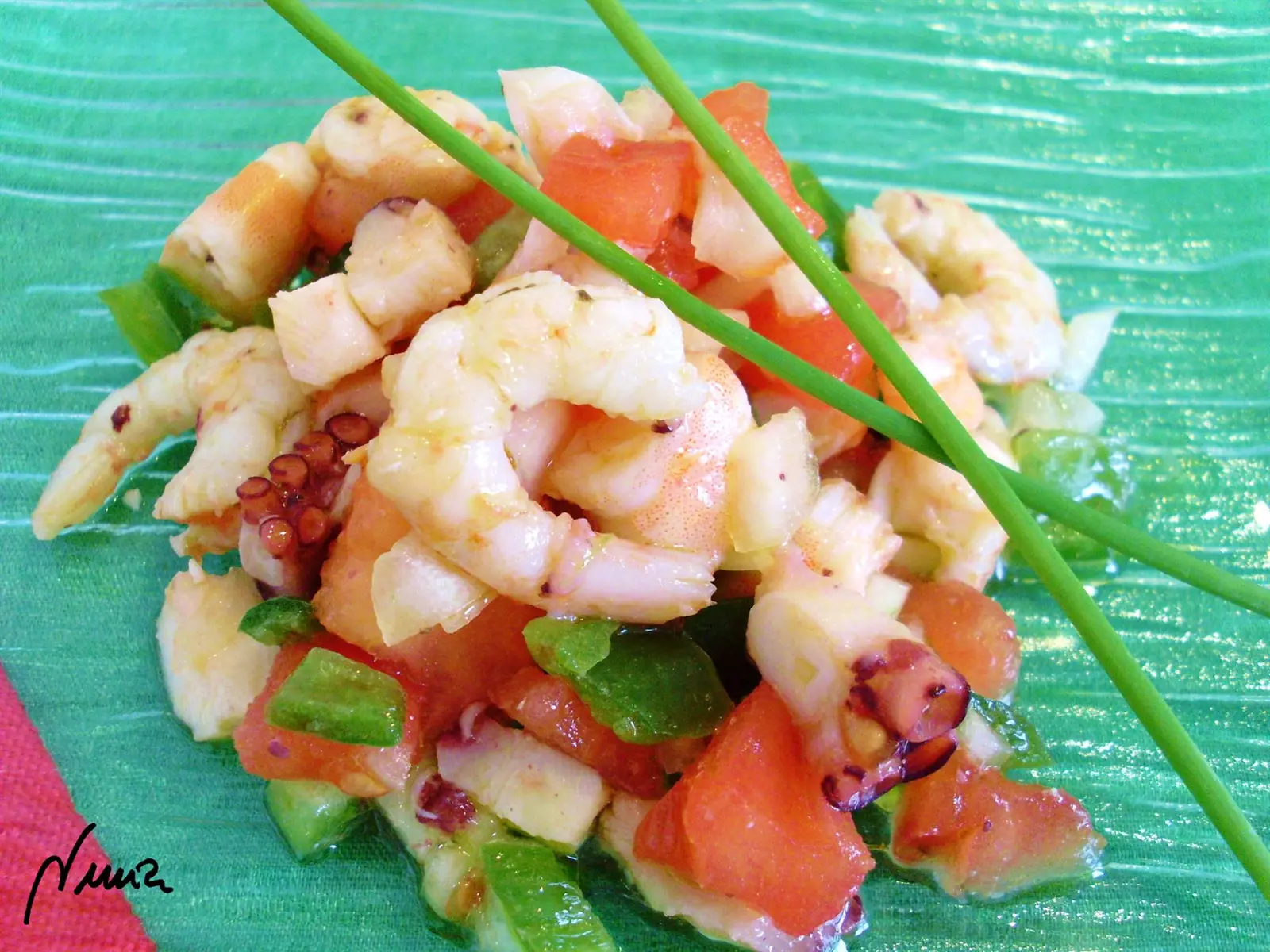 Salpicón de marisco, paso 7: Echar el aliño al picadillo y remover bien.