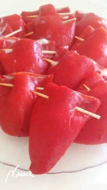 Pimientos del piquillo rellenos de bacalao, paso 2: Colocarlos estratégicamente con cuidado no se pinchen entre ellos.