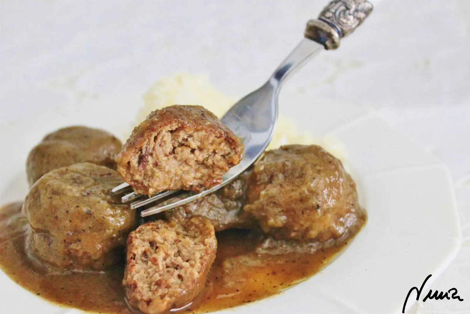 Albóndigas exquisitas, paso 10: Cocer las albóndigas en su salsa unos 20-30 minutos a fuego muy bajo.