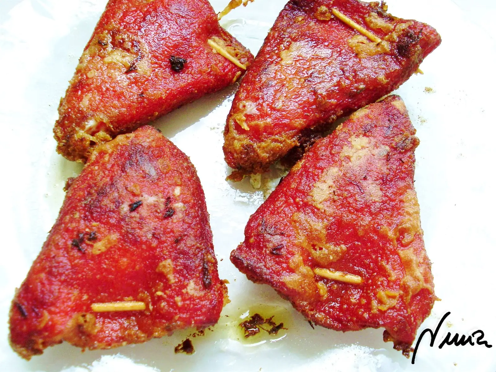 Pimientos del piquillo rellenos de bacalao, paso 4: Esperar a que enfríen un poco y retirarles los palillos con cuidado de no romperlos.