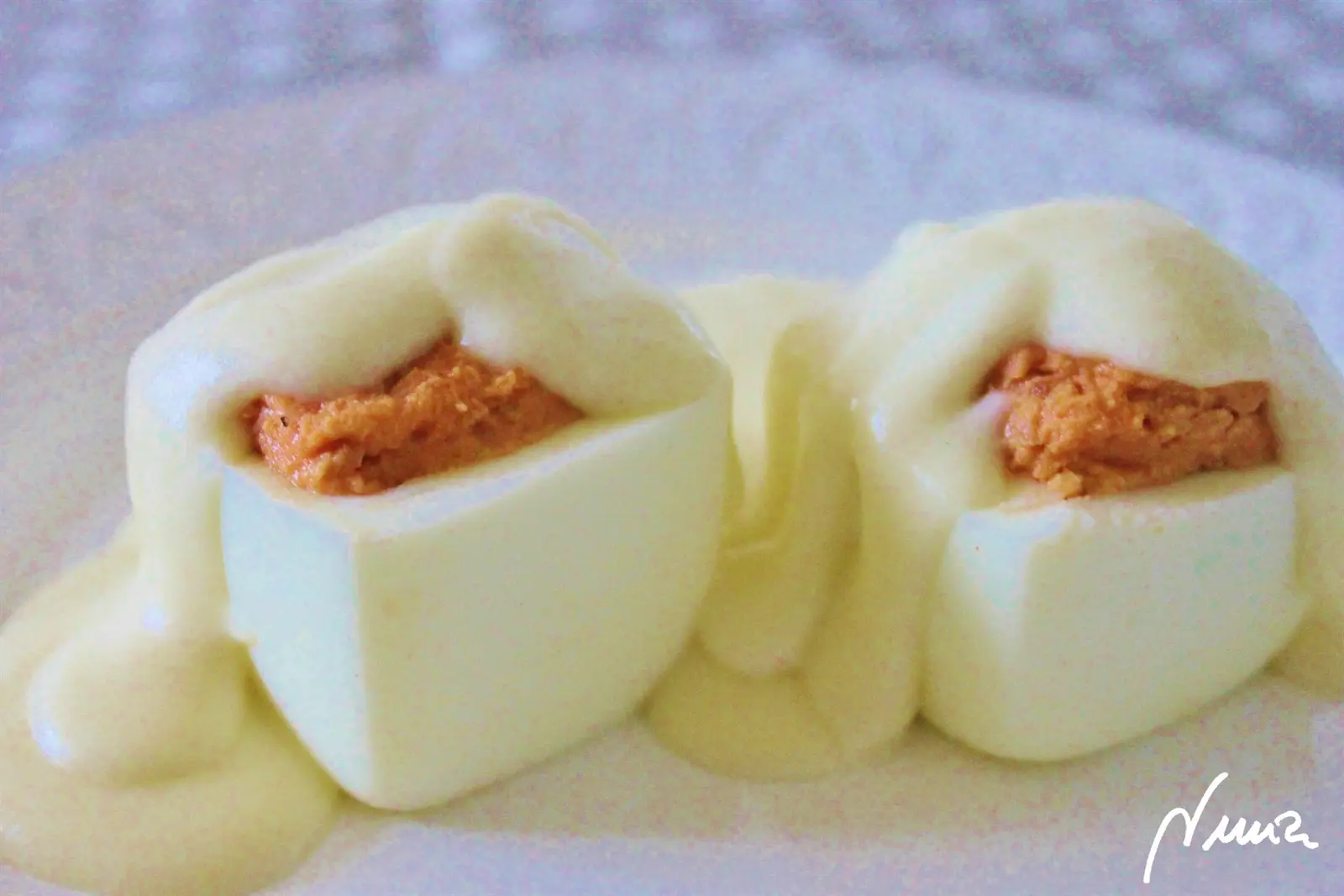 Huevos rellenos con bechamel