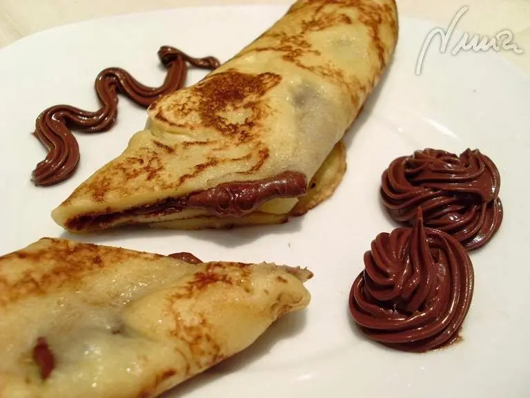 Cake marmolado chocolate y crepes rellenas de crema de cacao, de Andrea, paso 7: sacar la crepe con cuidado y extender en una cara una capa fina de Nutella, luego…