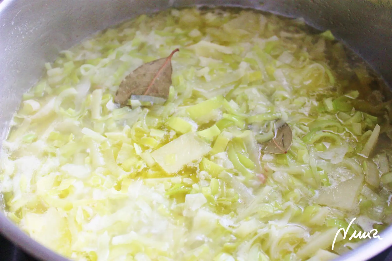 Porrusalda, paso 9: 9. Añadir el laurel y el agua hasta cubrir las patatas y puerro.