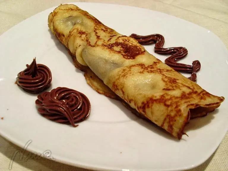 Cake marmolado chocolate y crepes rellenas de crema de cacao, de Andrea, paso 7: sacar la crepe con cuidado y extender en una cara una capa fina de Nutella, luego…