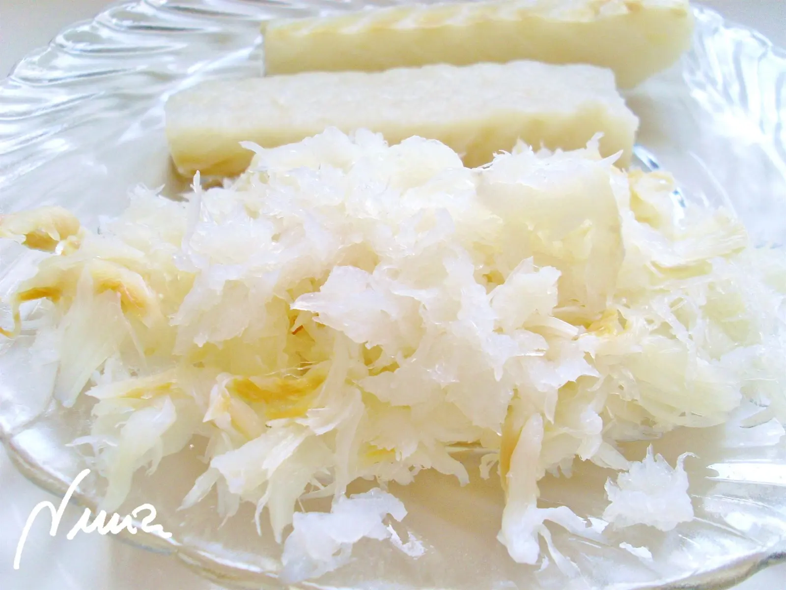 Pimientos del piquillo rellenos de bacalao, paso 2: Desmenuzarlo muy fino con los dedos incluso para asegurar no quedan espinas, y así poder…