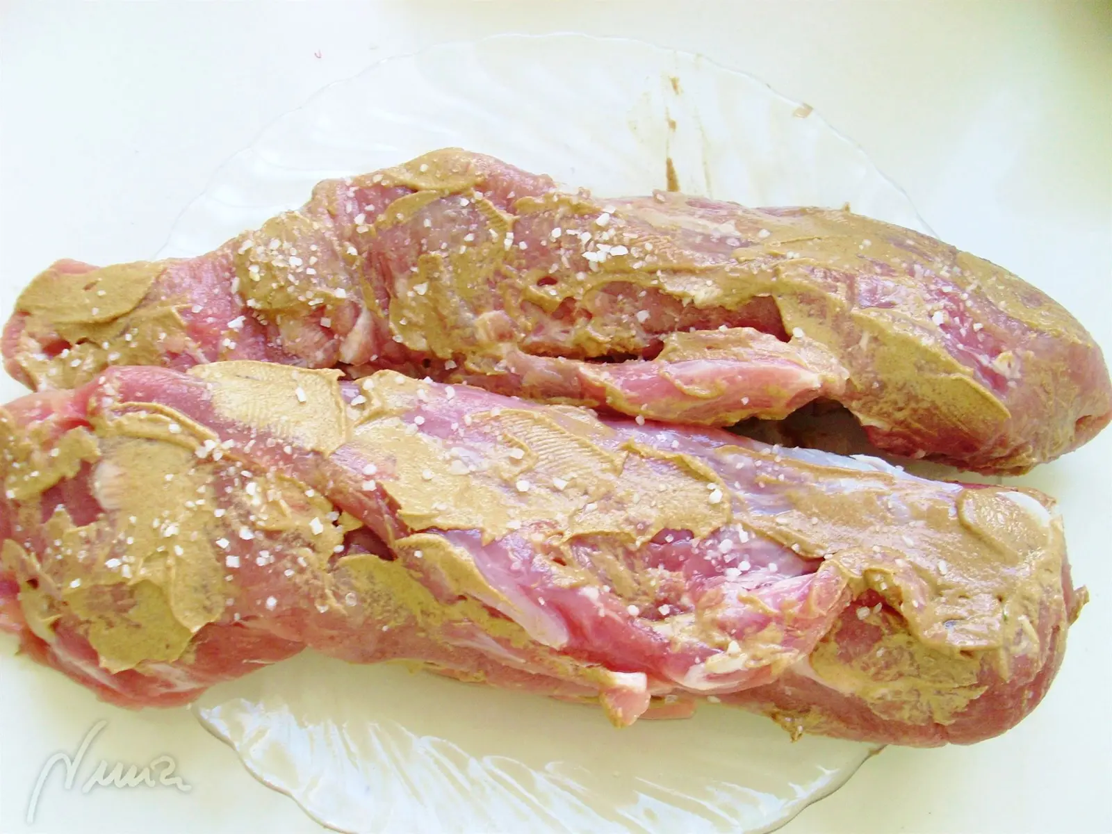 Solomillo de cerdo a la mostaza, paso 2: Untarlos por todos lados con la mostaza y salar por encima: