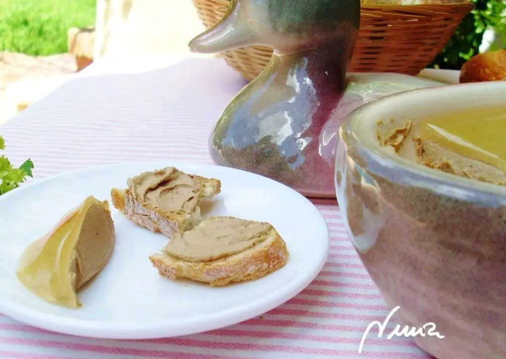 Paté de pollo suave, paso 11: dejar enfriar unos minutos y cuando empiece a coger consistencia de gelatina, verterlo…