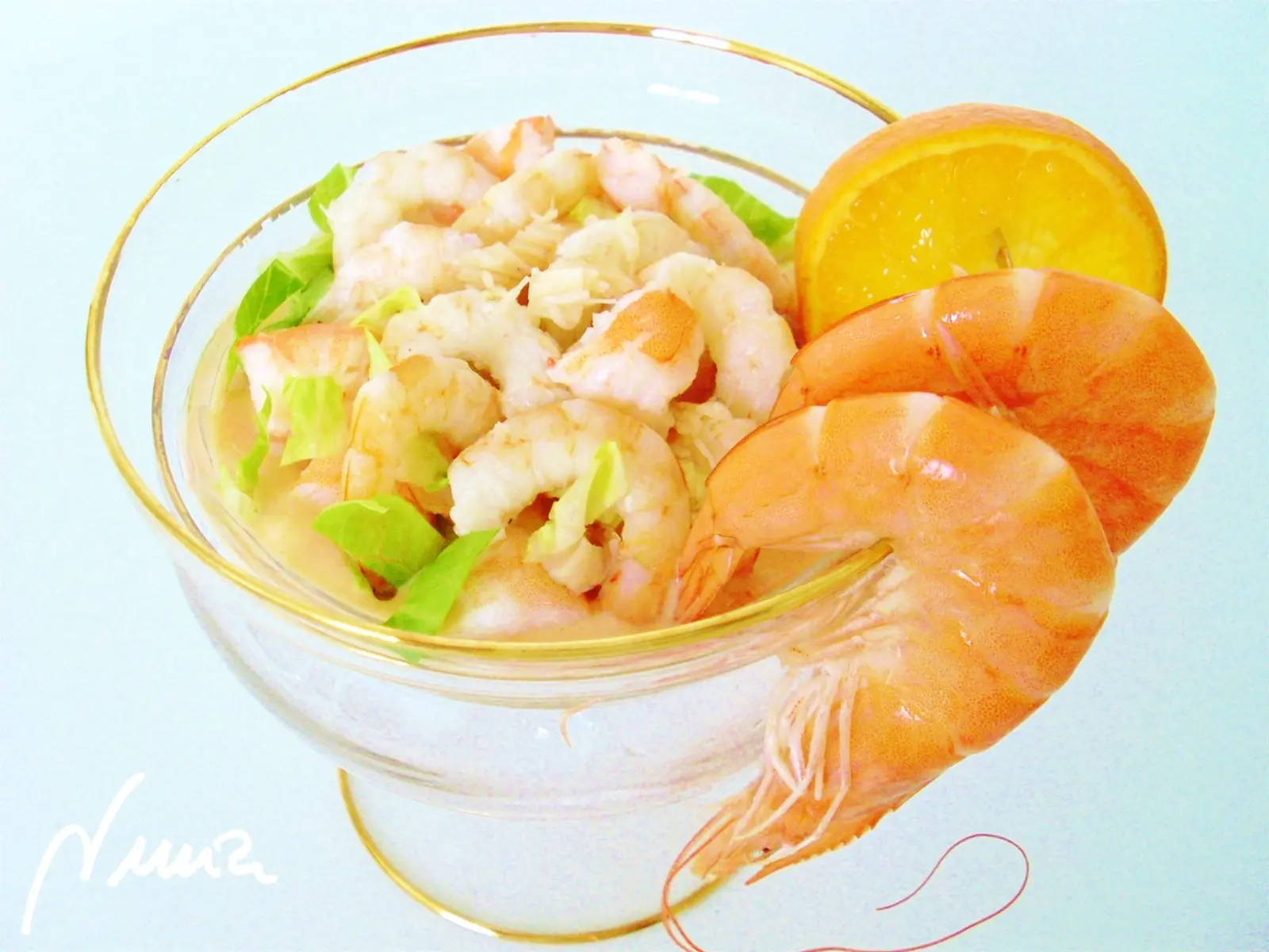 Cóctel de marisco, paso 3: Colocar encima el resto de la lechuga picada y encima de ésta colocar las gambas y…