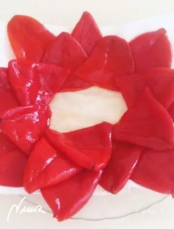 Pimientos del piquillo rellenos de bacalao, paso 9: Dejarlos escurrir boca abajo en un plato con papel de cocina.