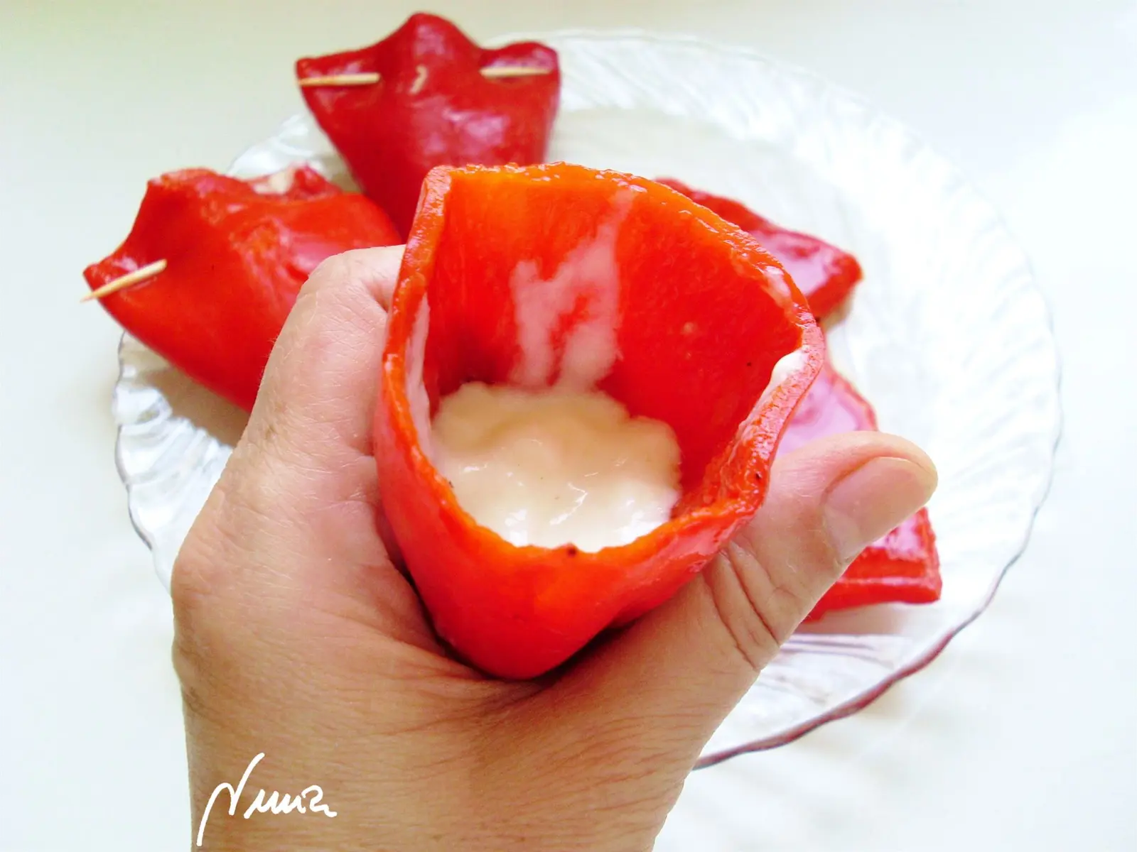 Pimientos del piquillo rellenos de bacalao, paso 1: Coger con cuidado los pimientos y rellenarlos con 2 cucharaditas de la brandada, como se…