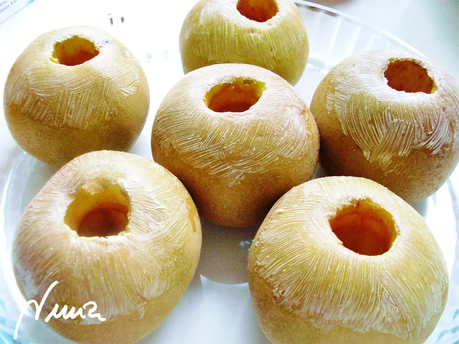 Manzanas asadas, paso 4: Pincelar con margarina la piel alrededor de la boca, hasta la mitad de la manzana.