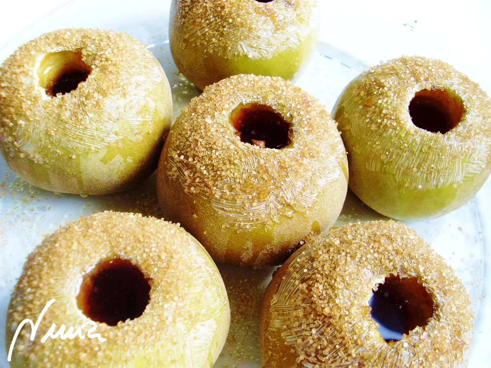Manzanas asadas, paso 7: Echar azúcar moreno sobre la margarina untada en la boca, para que se pegue a la piel…