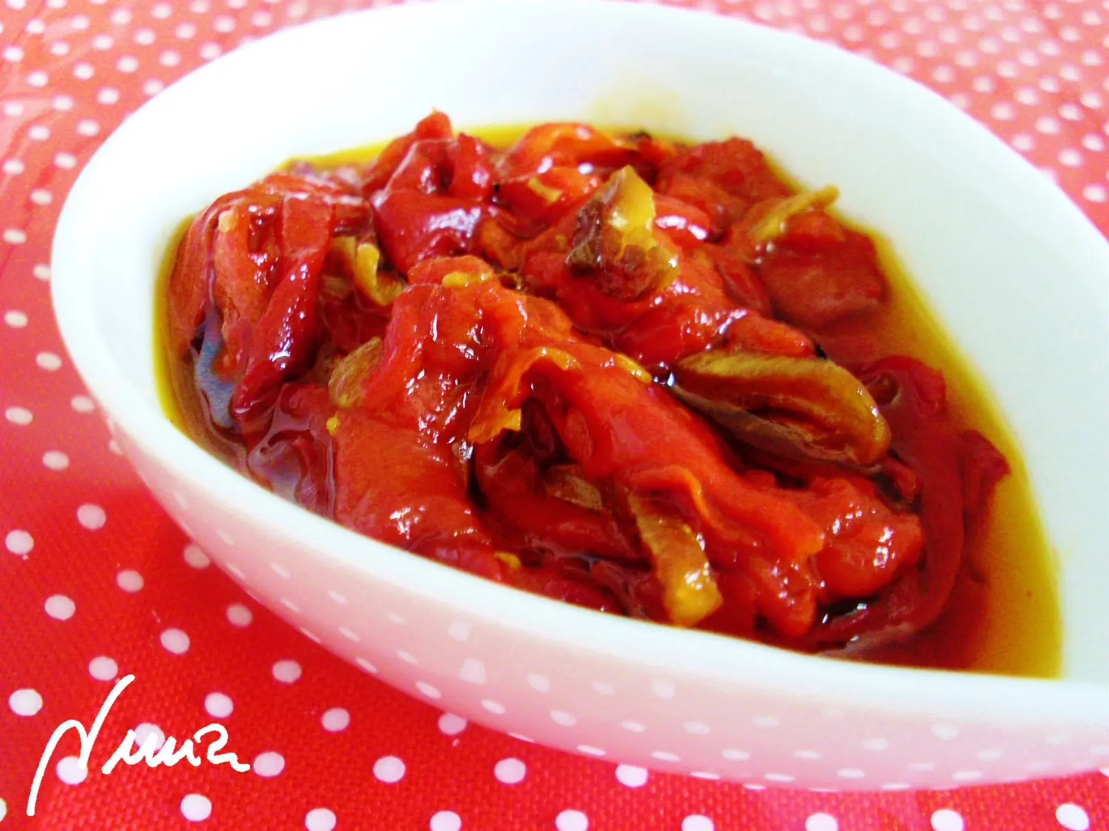 Pimientos del piquillo al ajillo, paso 5: Cocer 15-20 minutos hasta que queden fritos y algo reducidos.