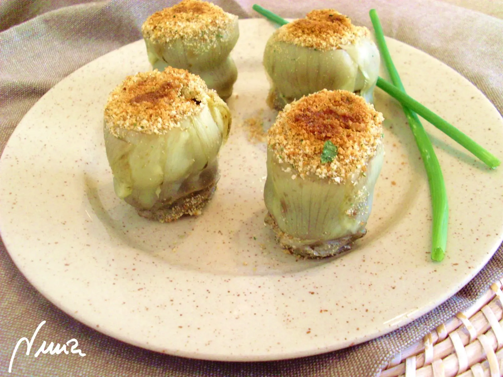 Alcachofas gratinadas, paso 13: Meter en el horno y gratinar hasta que la capa de pan rallado se haya dorado.