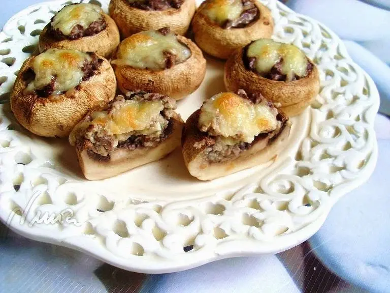 Champiñones rellenos gratinados, paso 6: Rellenar los sombreros de los champiñones, cubrirlos de queso rallado y volver al grill…