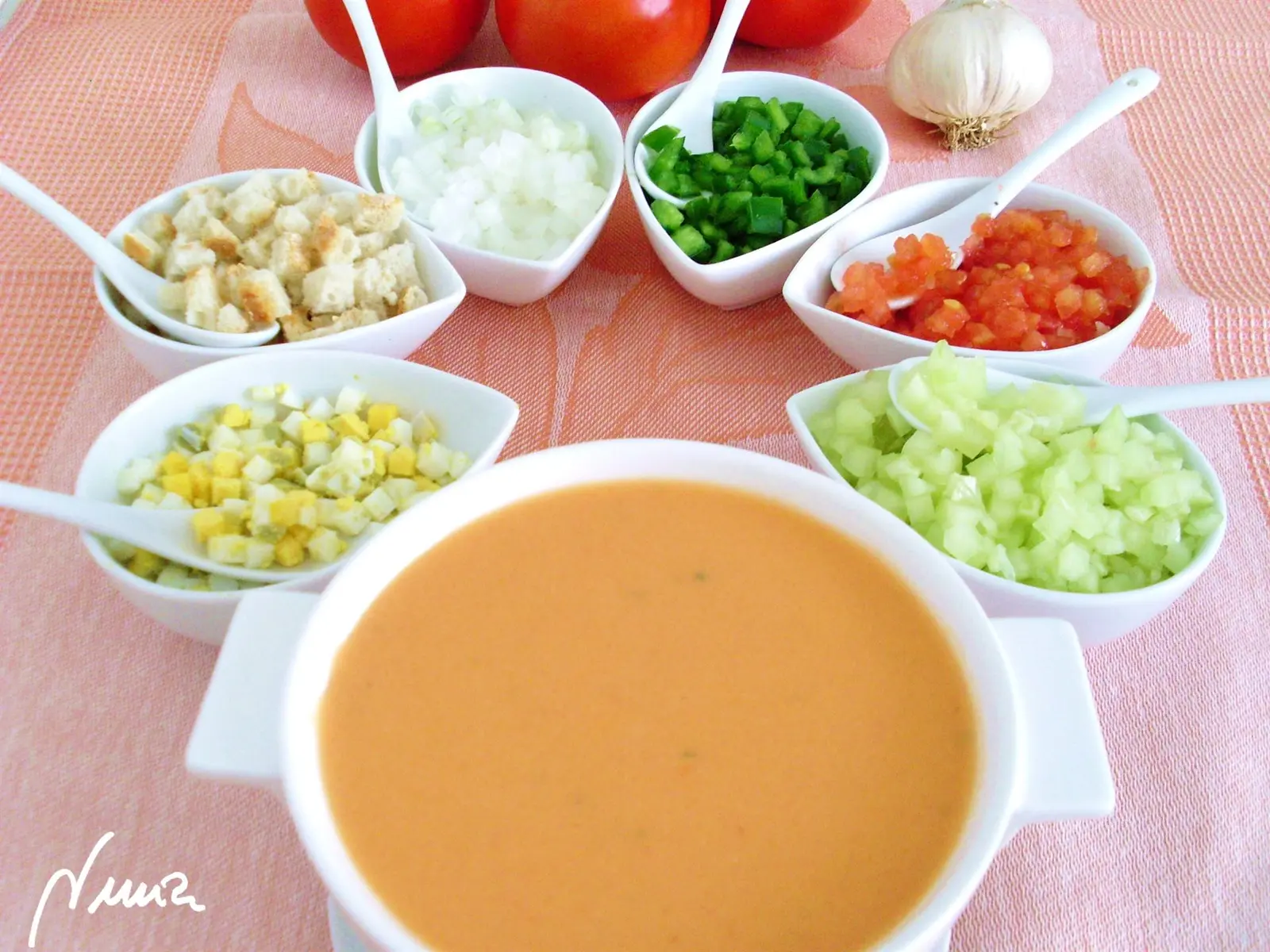 Gazpacho andaluz, paso 4: Pelar y trocear los ingredientes del acompañamiento, colocándolos en cuencos individuales.