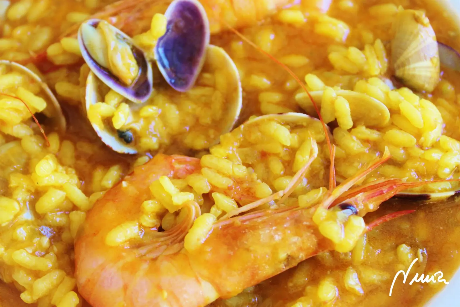 Arroz caldoso con marisco, paso 13: Las almejas y coquinas se habrán abierto.