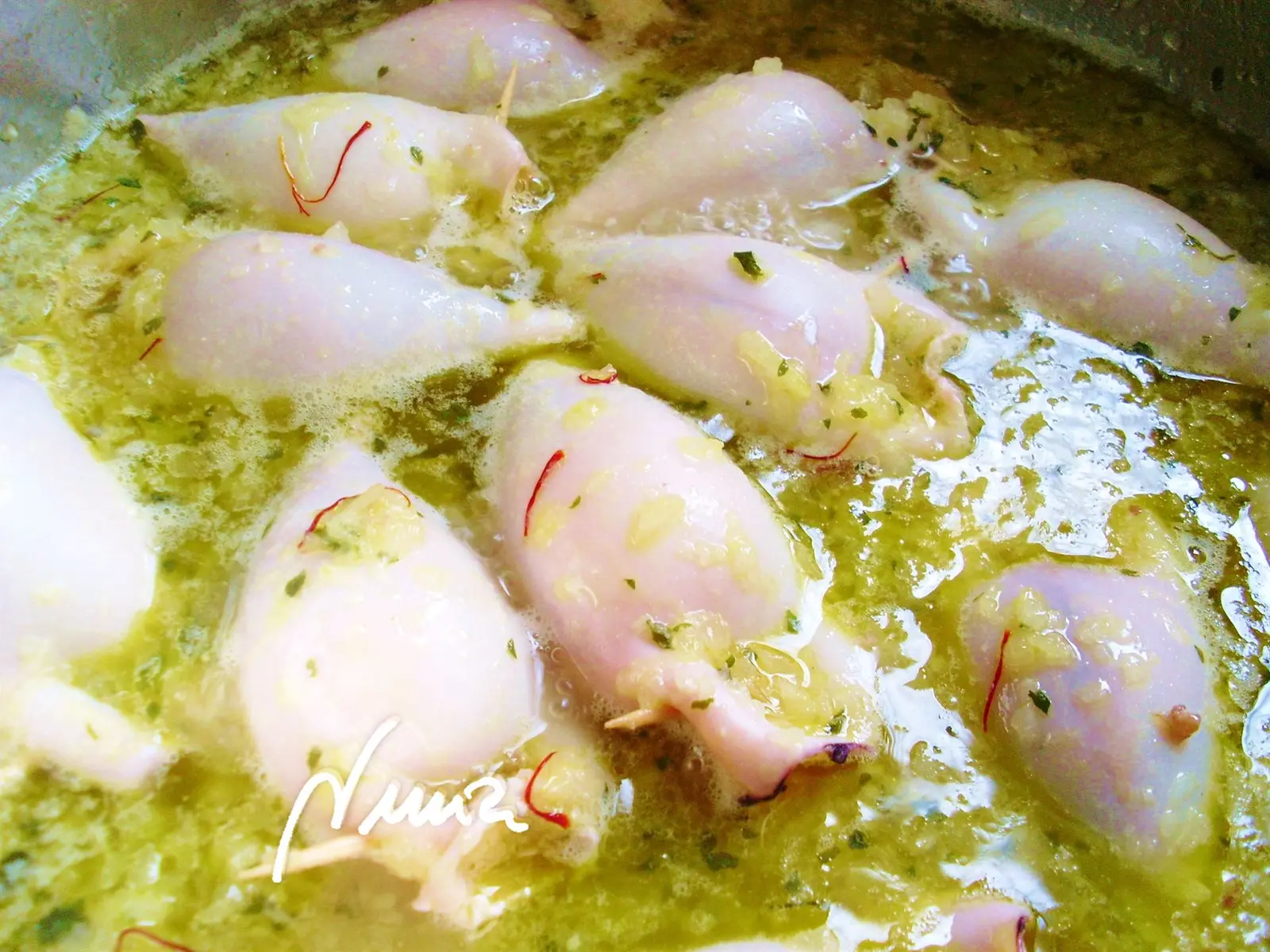 Chipirones rellenos, paso 13: A media cocción darles la vuelta con cuidado.