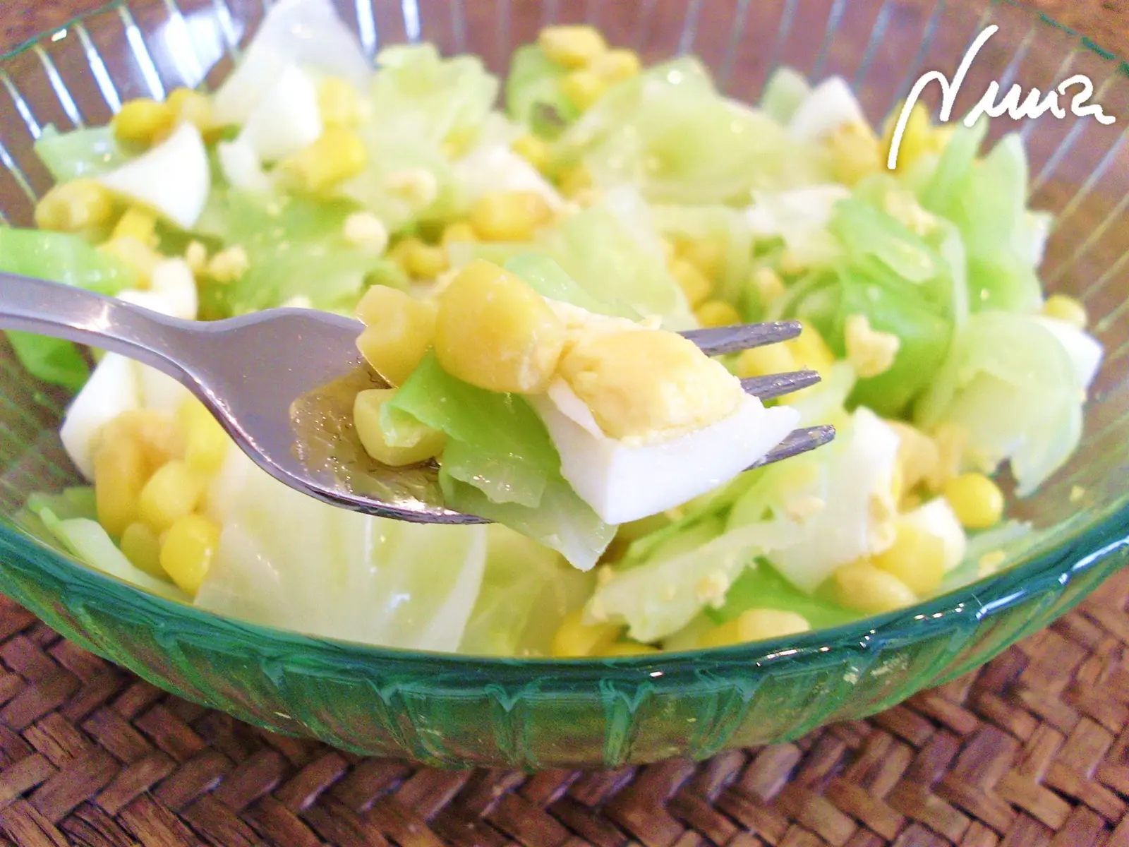 Ensalada de repollo y maíz, paso 6: Aliñar con aceite, vinagre y sal, al gusto de cada cual.