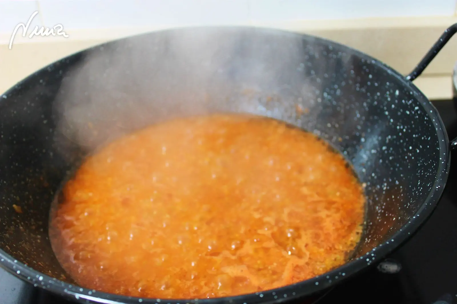 Arroz caldoso con marisco, paso 5: En una sartén muy honda echar abundante aceite y freír unos minutos el puré de verduras: