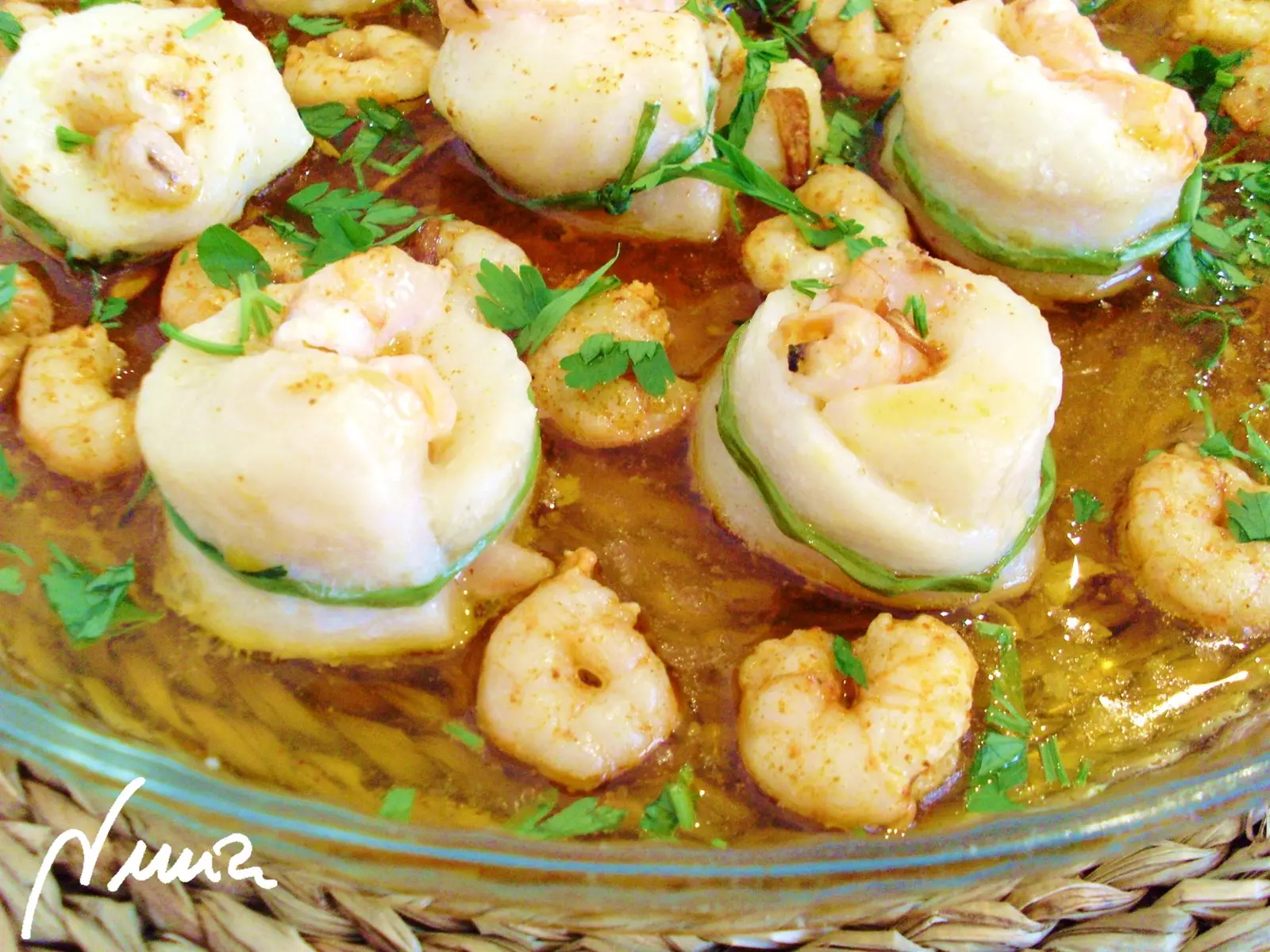 Rollitos de lenguado con gambas, paso 12: Sacar el pyrex del horno y echar por encima de los rollitos el salteado de gambas.