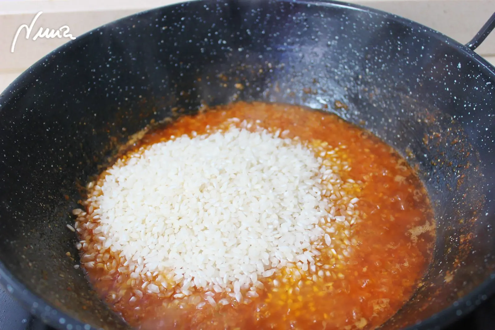Arroz caldoso con marisco, paso 6: Echar el arroz redondo y remover mientras se sofríe unos 4 minutos: