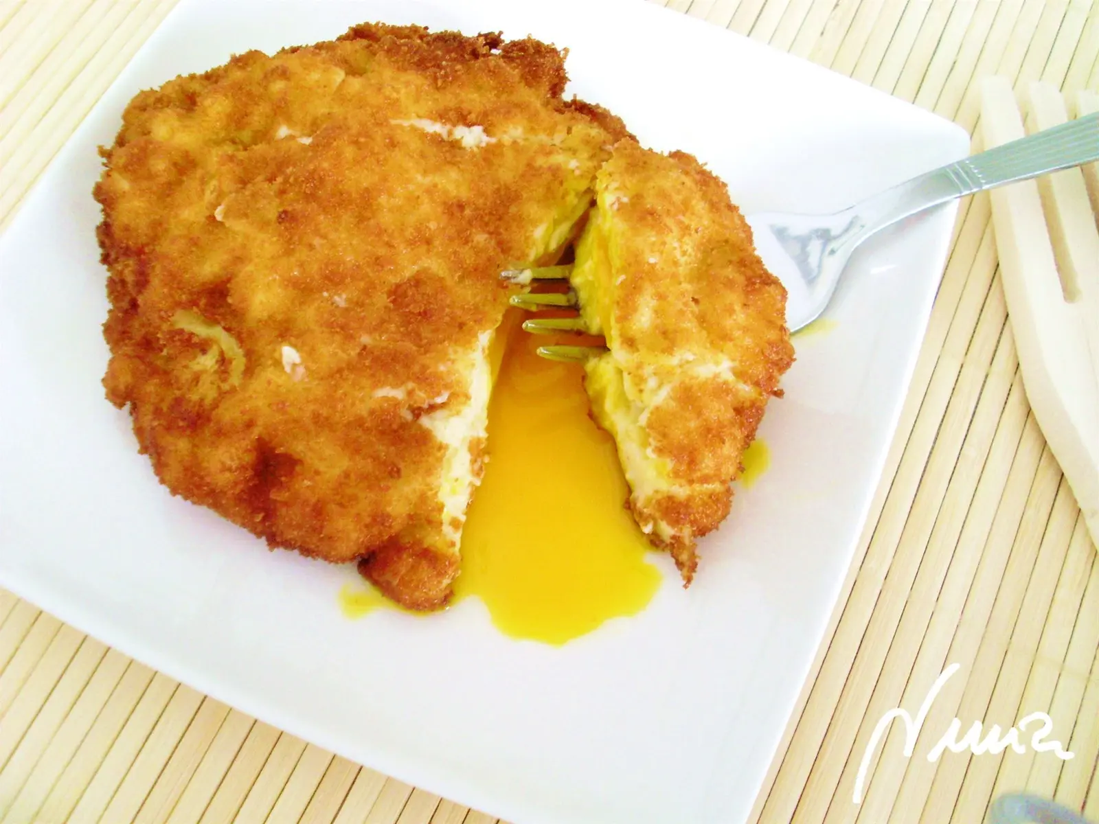 Huevos en sorpresa, paso 13: Sacar enseguida el huevo empanado, escurrirlo y colocar en un plato.