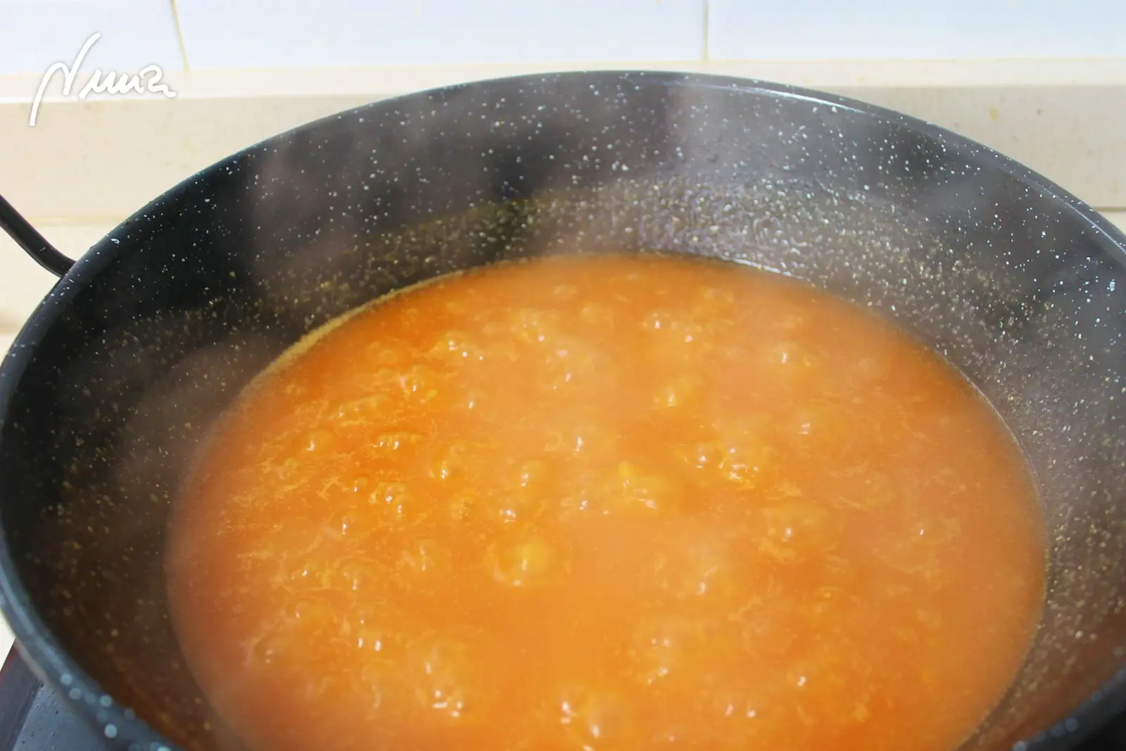 Arroz caldoso con marisco, paso 10: Probar el caldo, aún no debe estar del todo sabroso, pues al añadir luego los mariscos…