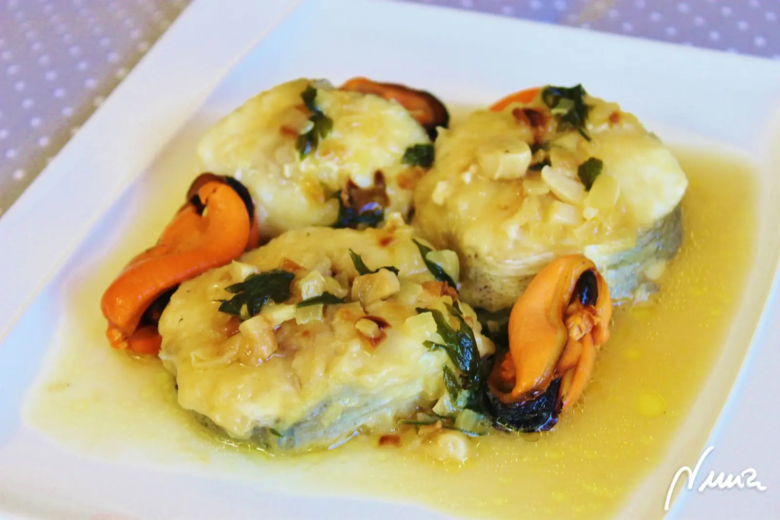 Merluza en salsa con mejillones, paso 12: Añadir los mejillones, con o sin concha, al gusto de cada cual.